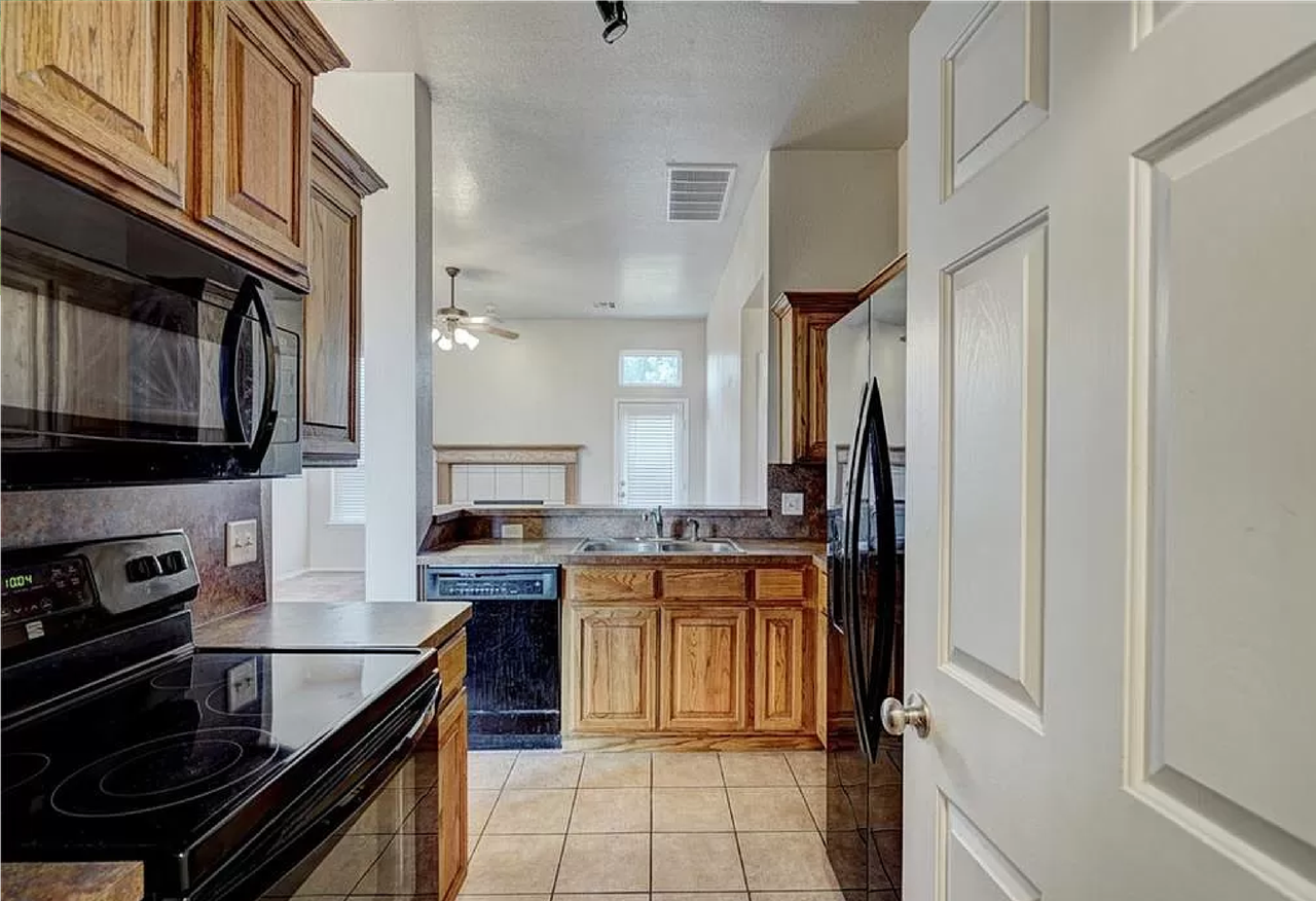 2404 Nw 161st St - Photo 4 of 36