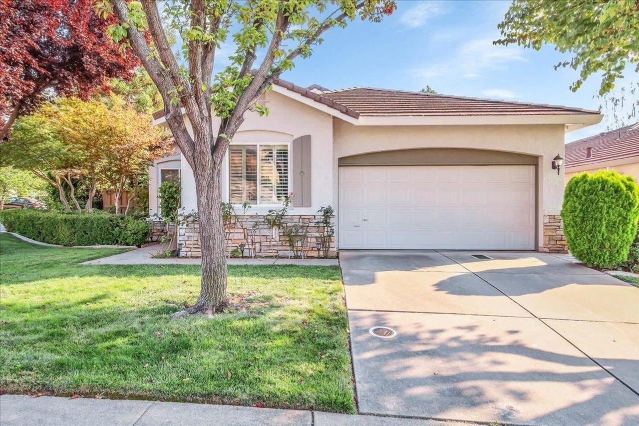 941 Cameron Dr - Photo 3 of 44