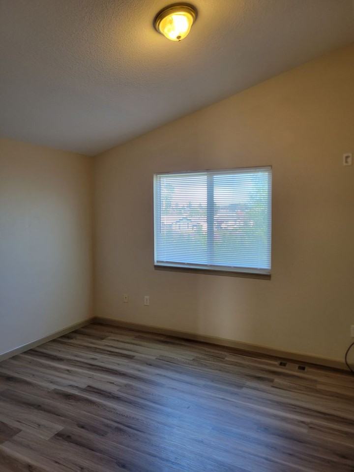 412 Alexander St Ne - Photo 5 of 26
