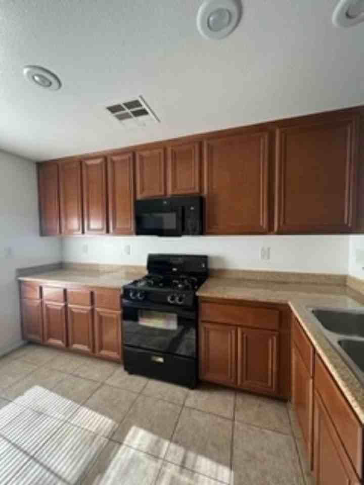 1172 Paradise Desert Ave - Photo 5 of 40