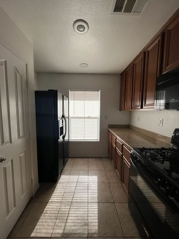 1172 Paradise Desert Ave - Photo 6 of 40