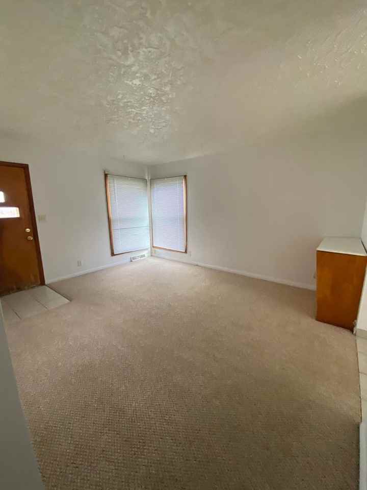 256 Anthony St - Photo 2 of 9