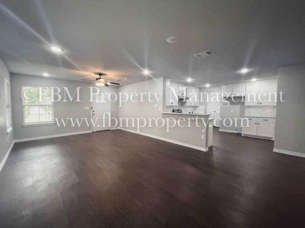 318 S Watson St - Photo 2 of 13