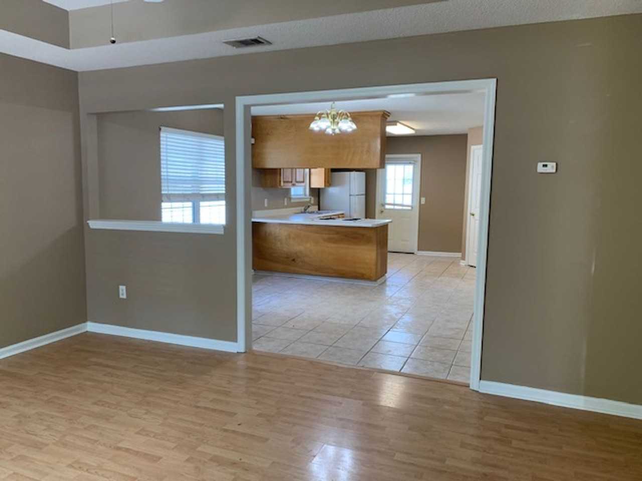 1318 Edgewood Dr - Photo 3 of 12