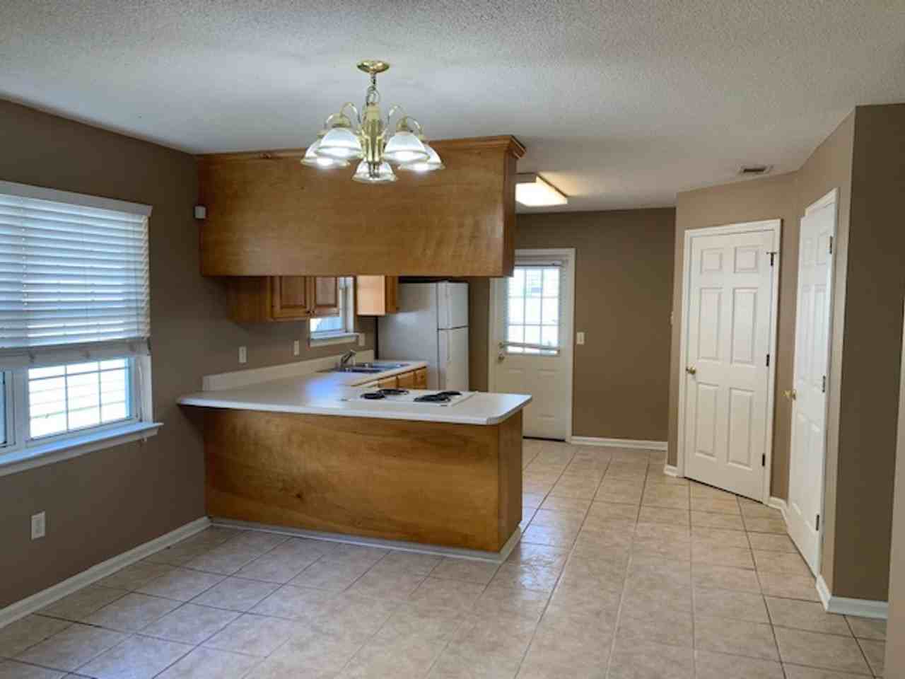 1318 Edgewood Dr - Photo 4 of 12