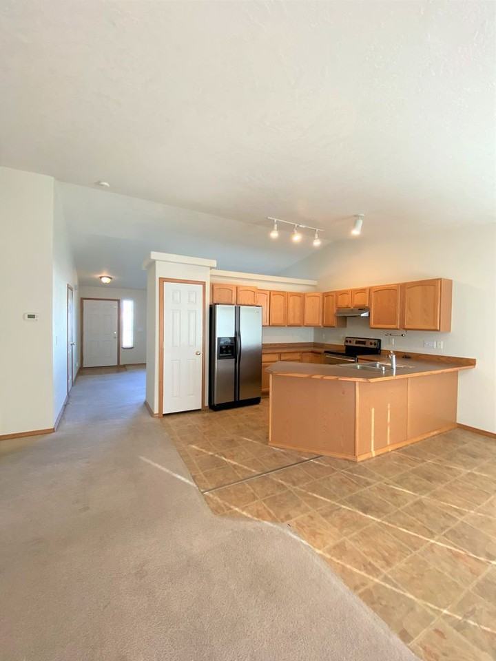 8004 Chehalis Dr - Photo 4 of 33