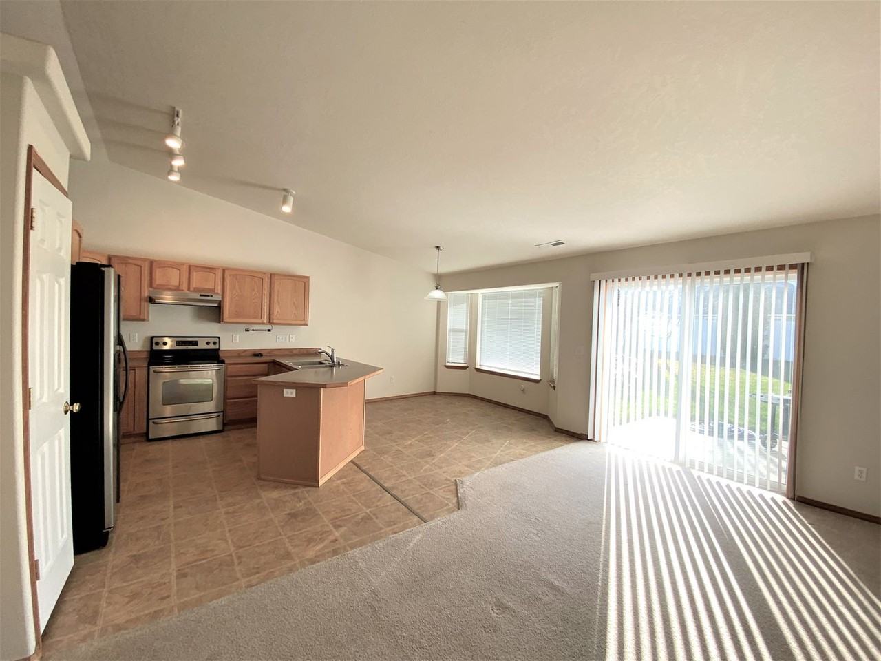 8004 Chehalis Dr - Photo 5 of 33