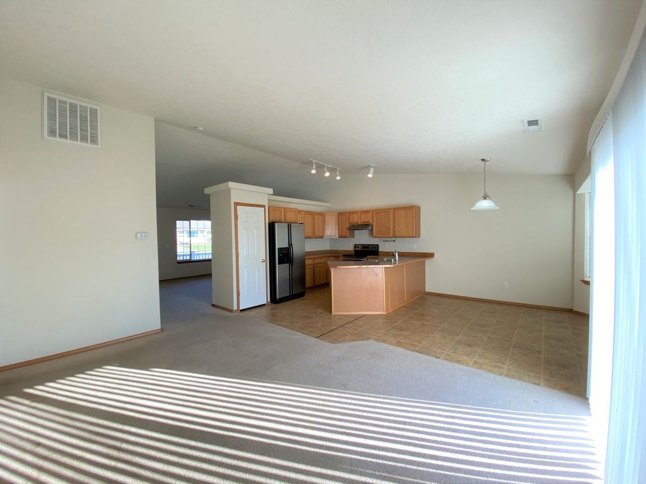 8004 Chehalis Dr - Photo 7 of 33