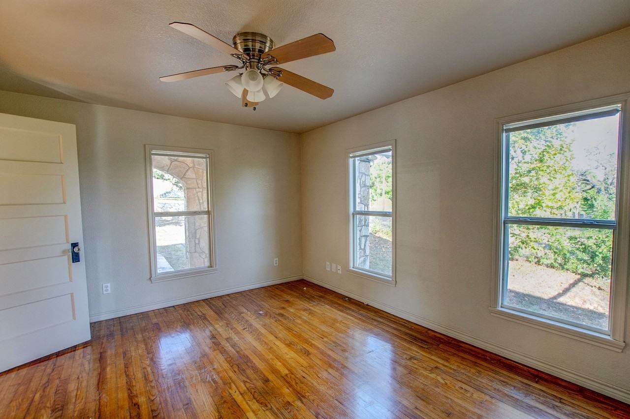 327 Roy St - Photo 3 of 7