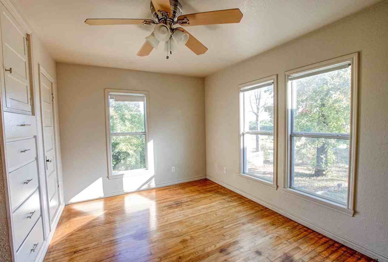 327 Roy St - Photo 4 of 7