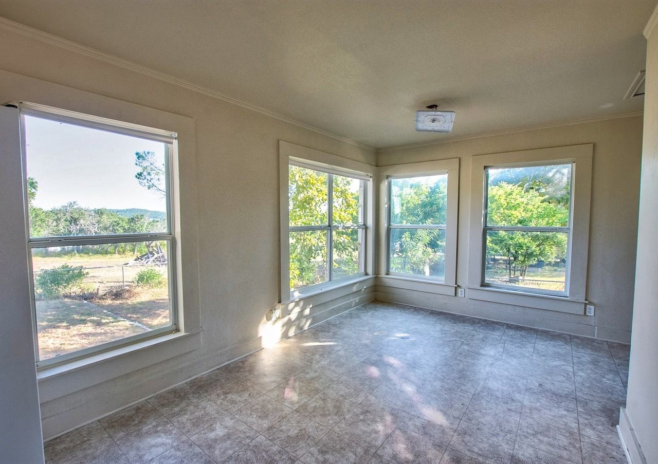 327 Roy St - Photo 5 of 7