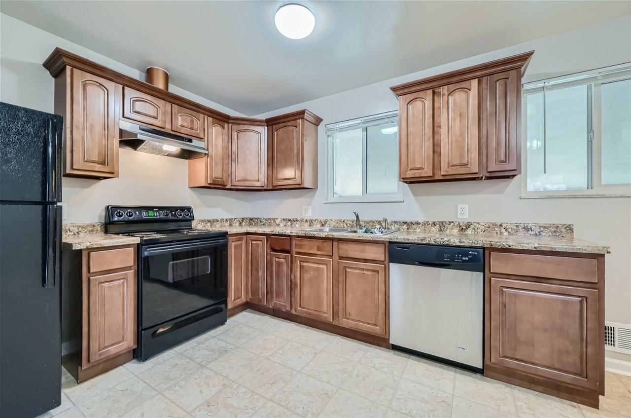 11256 Franklin St - Photo 2 of 11