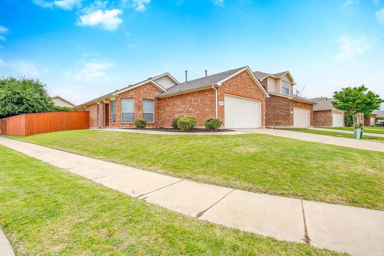 2101 Ingrid Ln - Photo 3 of 39