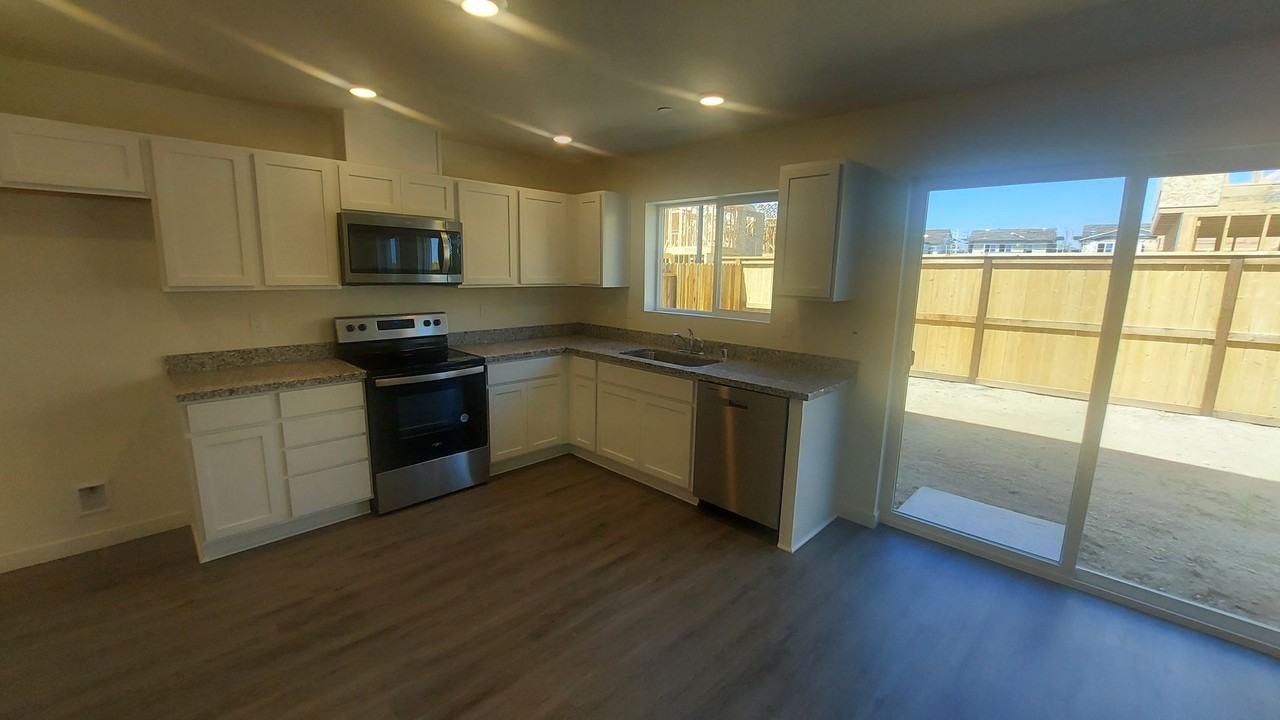 2096 Shady Tree Cir - Photo 3 of 36