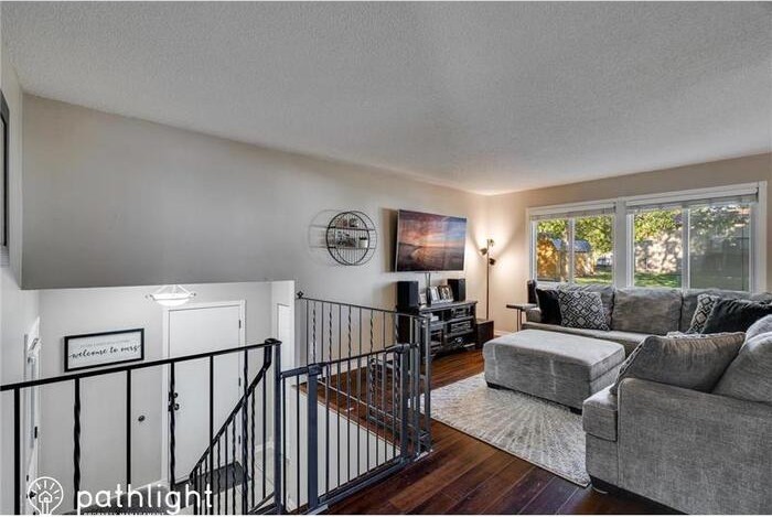 1442 Laurel Ave - Photo 2 of 24