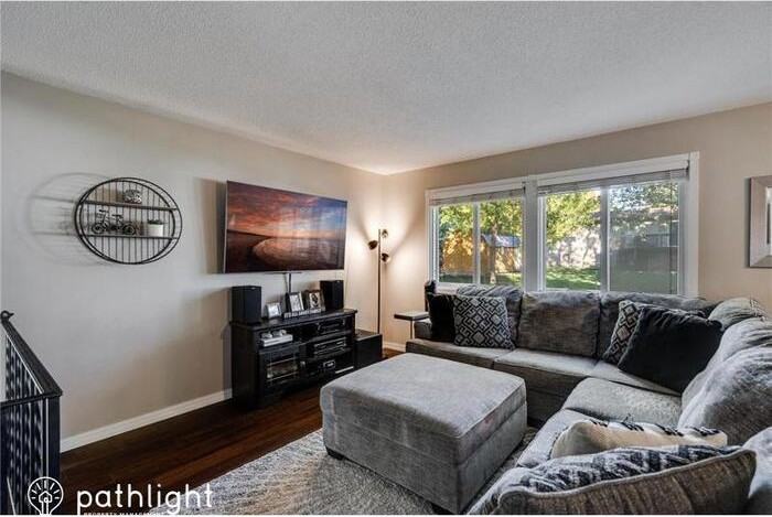 1442 Laurel Ave - Photo 3 of 24