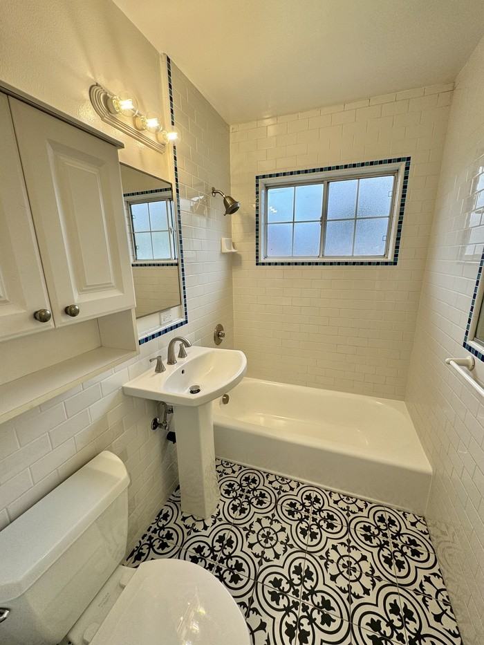 915 W Occidental St - Photo 2 of 9