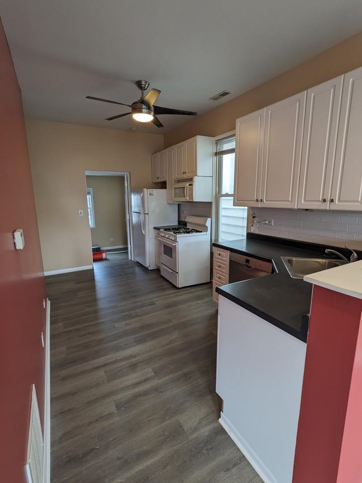 2426 W Moffat St #2 - Photo 3 of 9