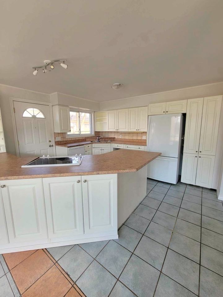 381 Mississaga St. West - Photo 3 of 18