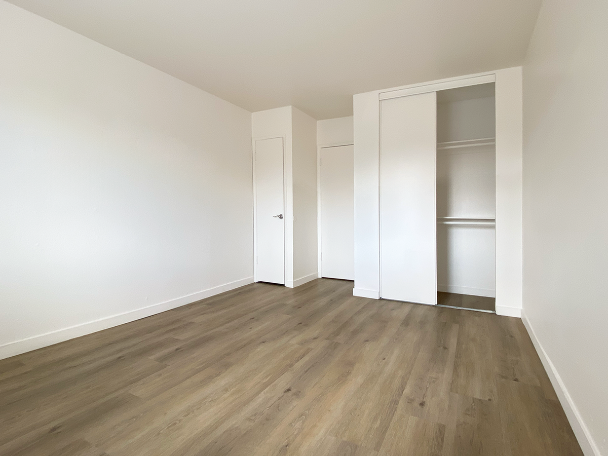 19330 Saticoy St - Photo 4 of 23