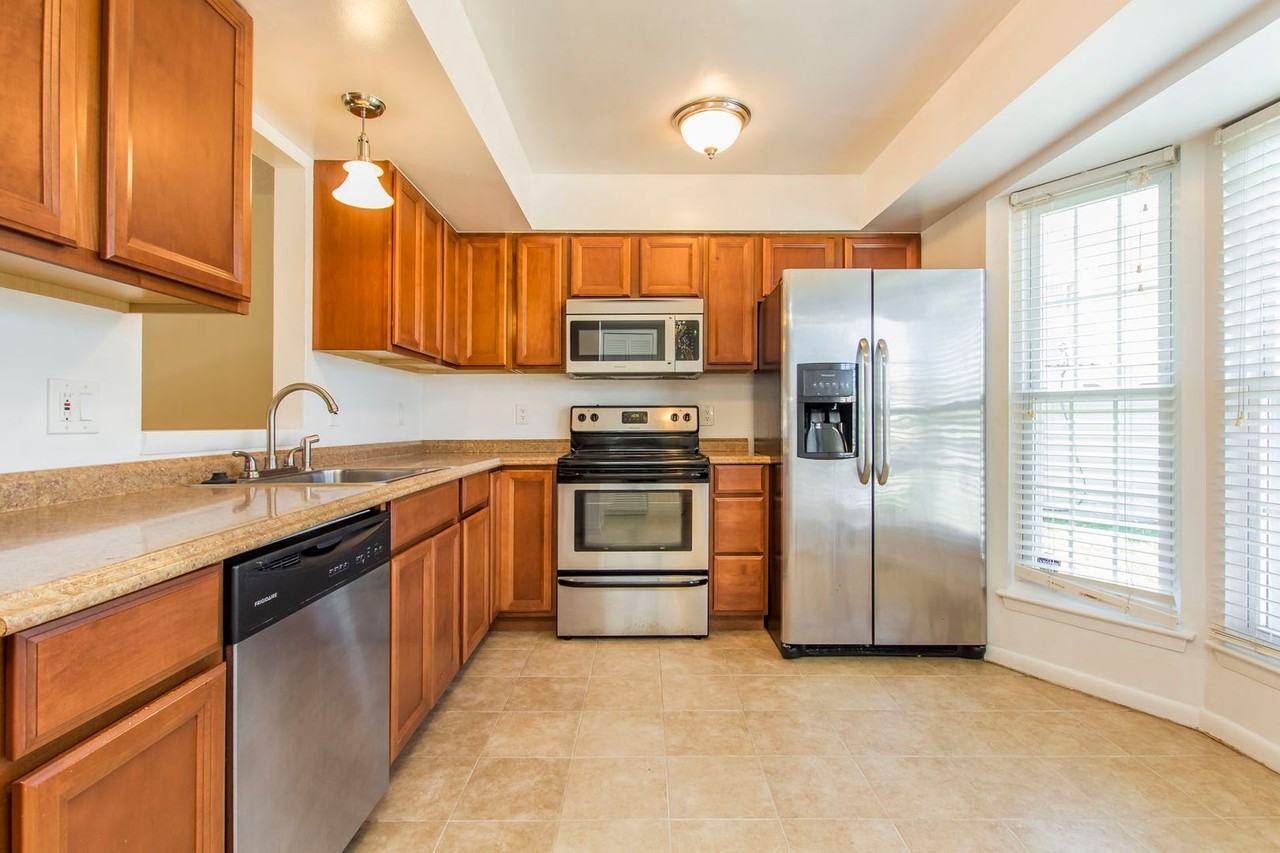 640 Counselor Sq - Photo 2 of 46