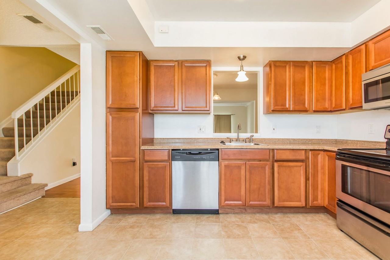 640 Counselor Sq - Photo 4 of 46