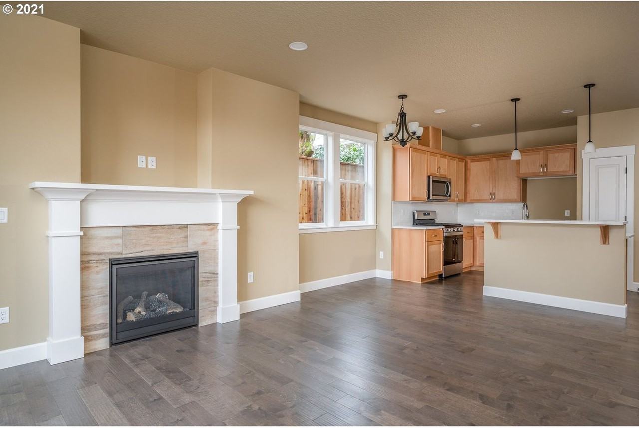 9126 N Seward Ave - Photo 4 of 32