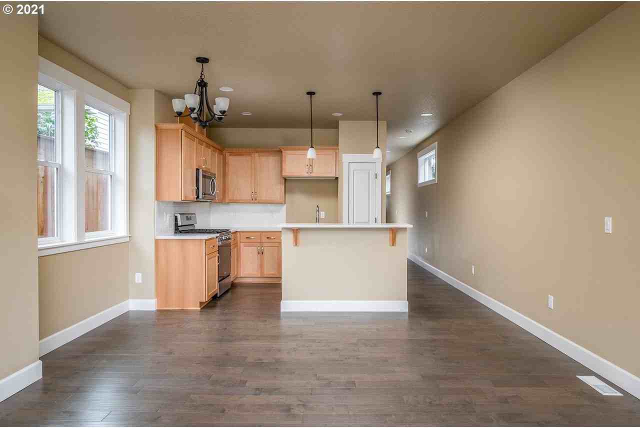 9126 N Seward Ave - Photo 5 of 32