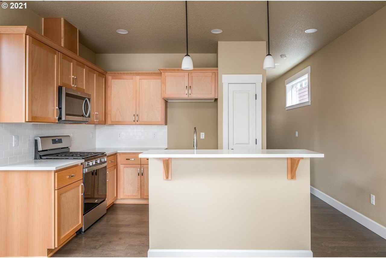 9126 N Seward Ave - Photo 7 of 32