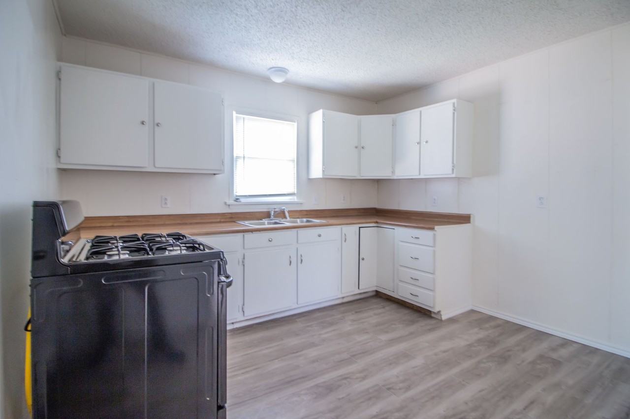 1918 20th St - Photo 6 of 13