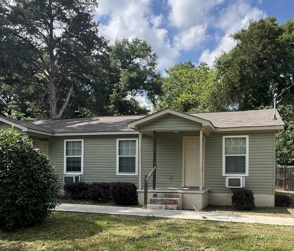 125 S 2nd St 1, Warner Robins, GA 31088 2 Bedroom House for 995/month