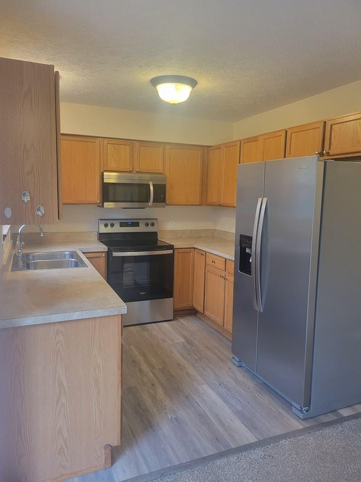 363 University Ave - Photo 2 of 20