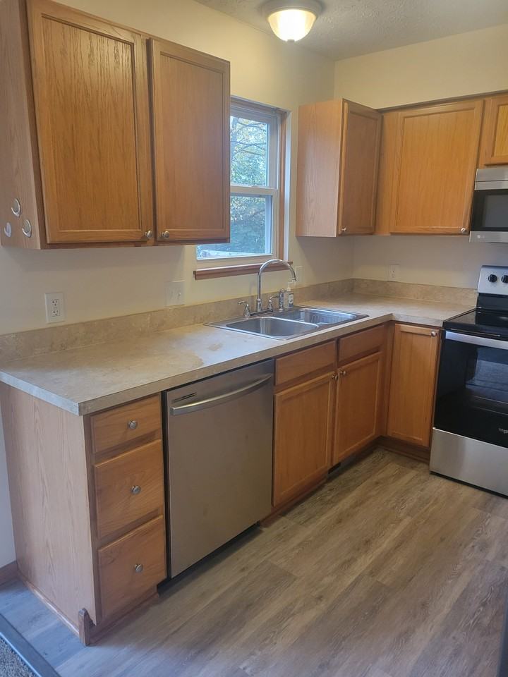 363 University Ave - Photo 3 of 20