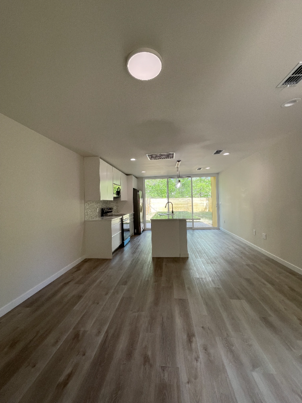 605 E 7th St #2 - Photo 5 of 23