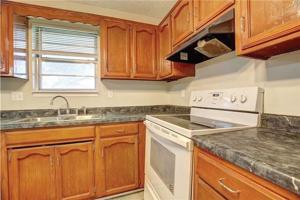 408 Northeast Lakeview Drive - Photo 5 of 23