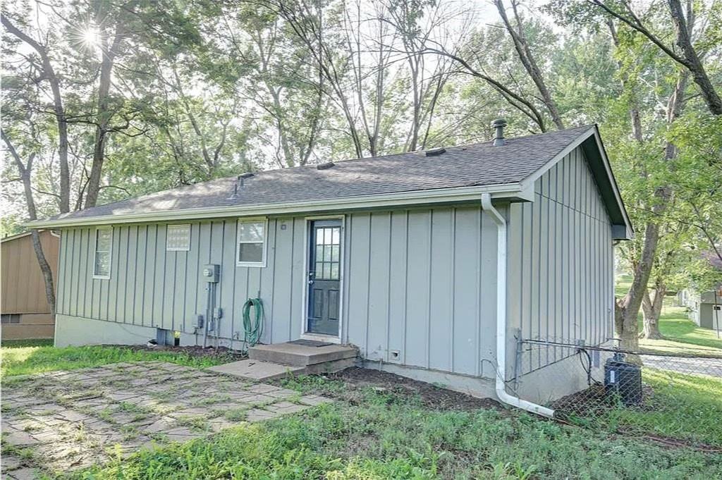 408 Northeast Lakeview Drive - Photo 6 of 23