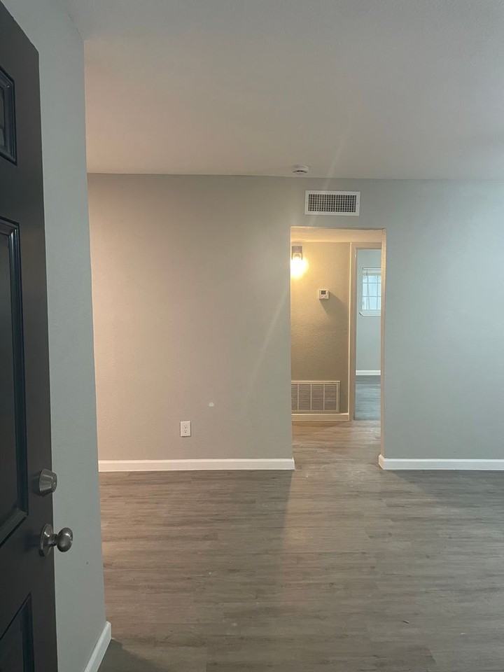 Eleanor Apartments - Photo 3 of 27