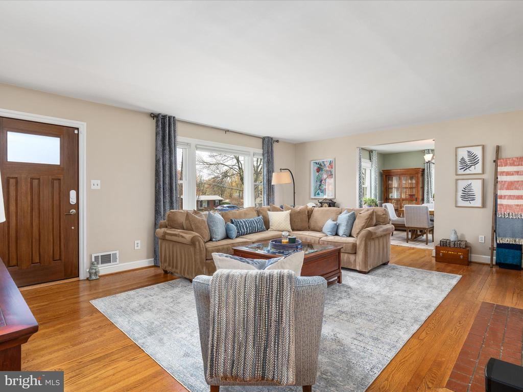 5938 6th St - Photo 2 of 28