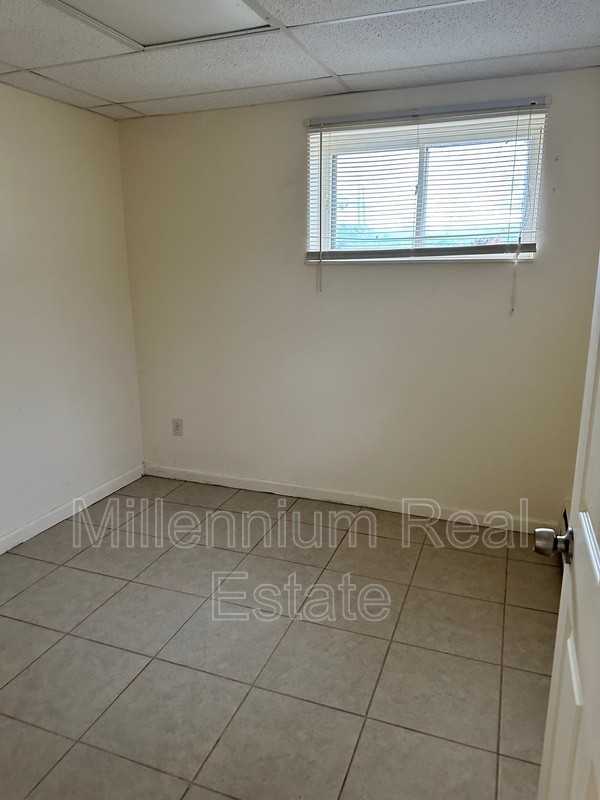 2476 Kentha Ct - Photo 2 of 6