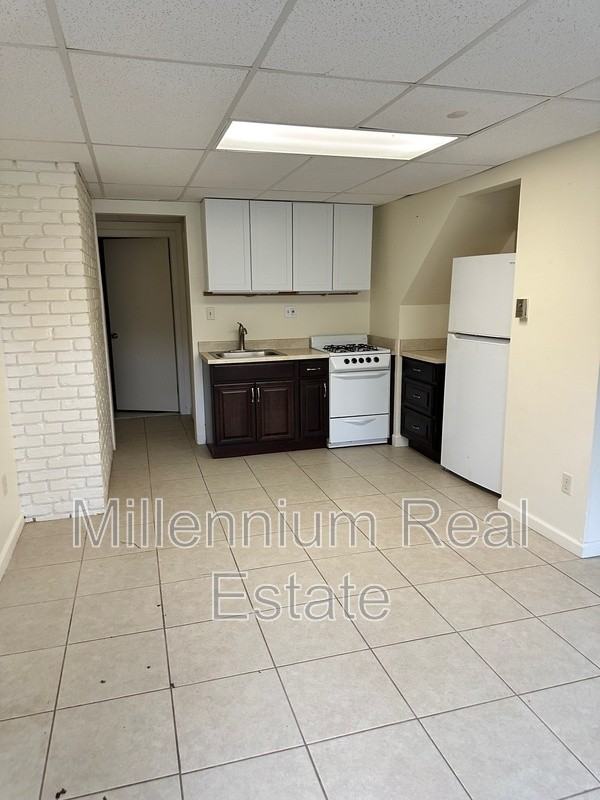 2476 Kentha Ct - Photo 3 of 6