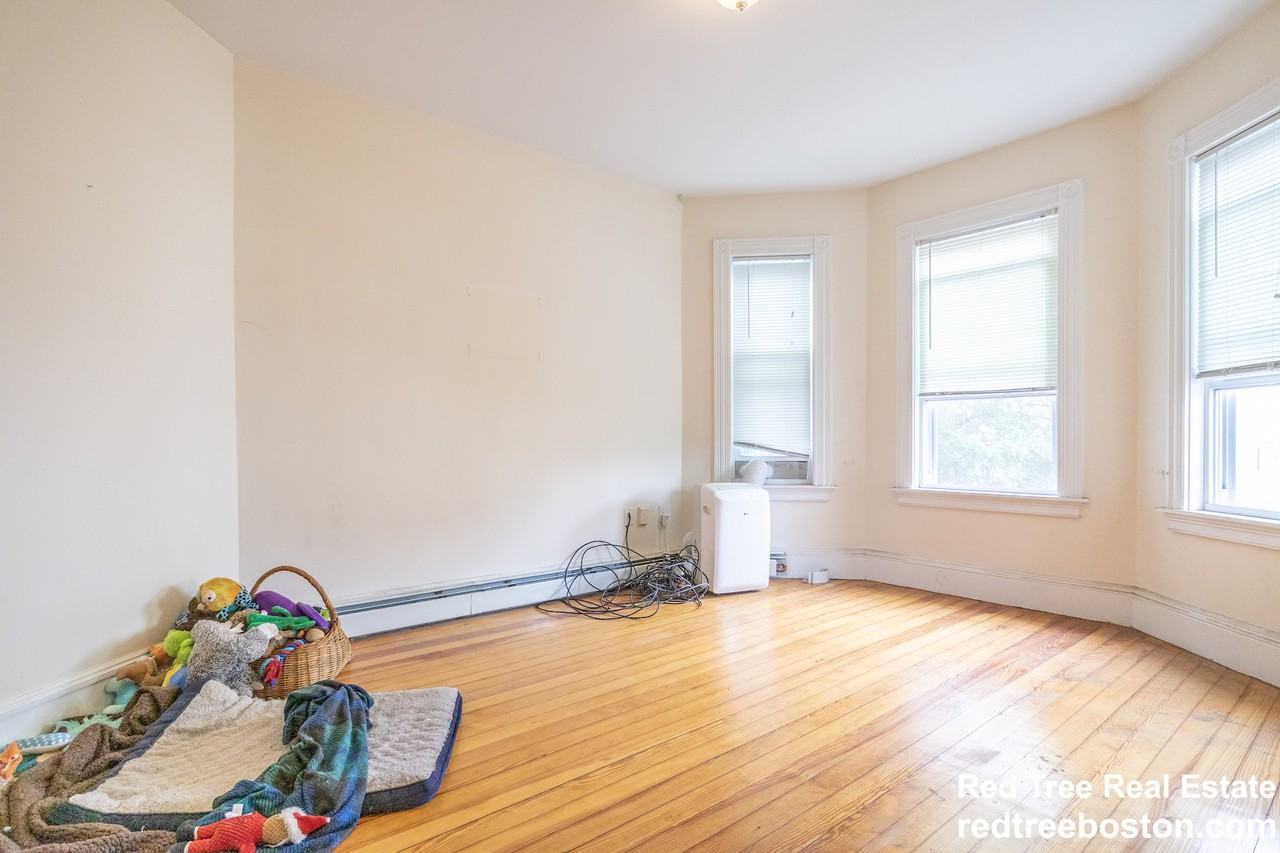 15 Romsey St #1 - Photo 4 of 16