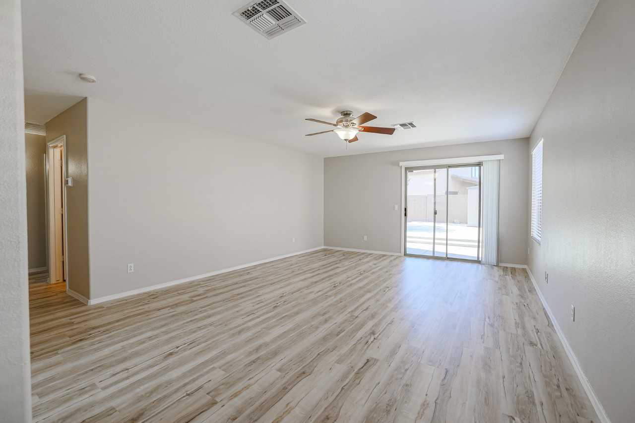 16212 N 162nd Ave - Photo 5 of 35