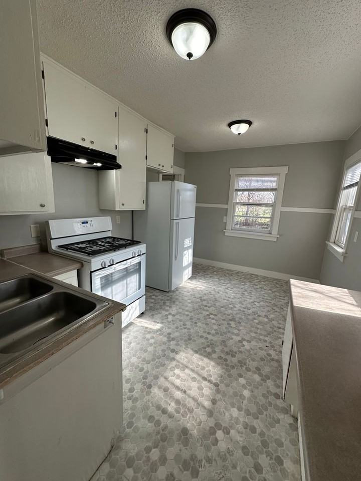 726 Sumner St - Photo 2 of 17