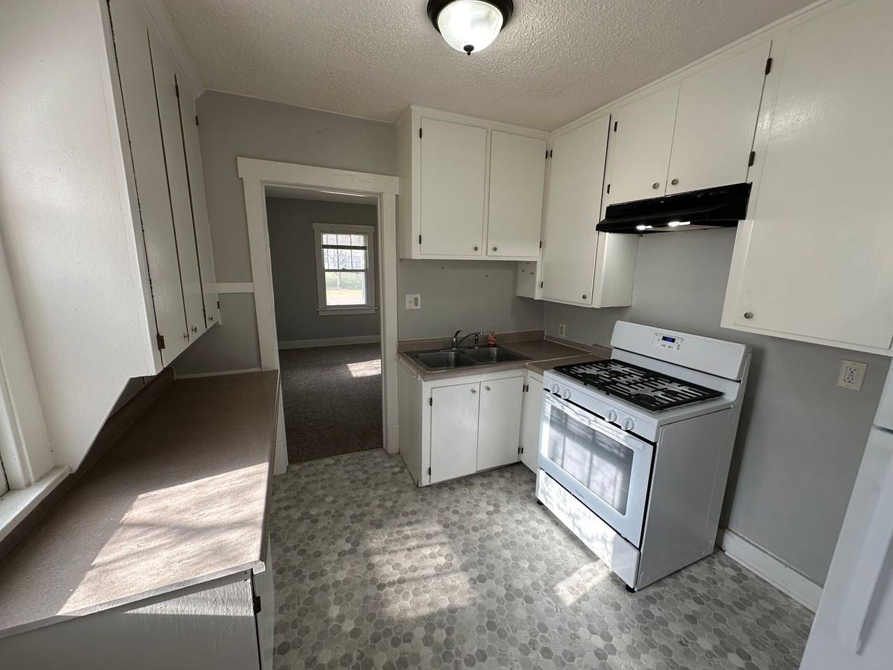 726 Sumner St - Photo 3 of 17