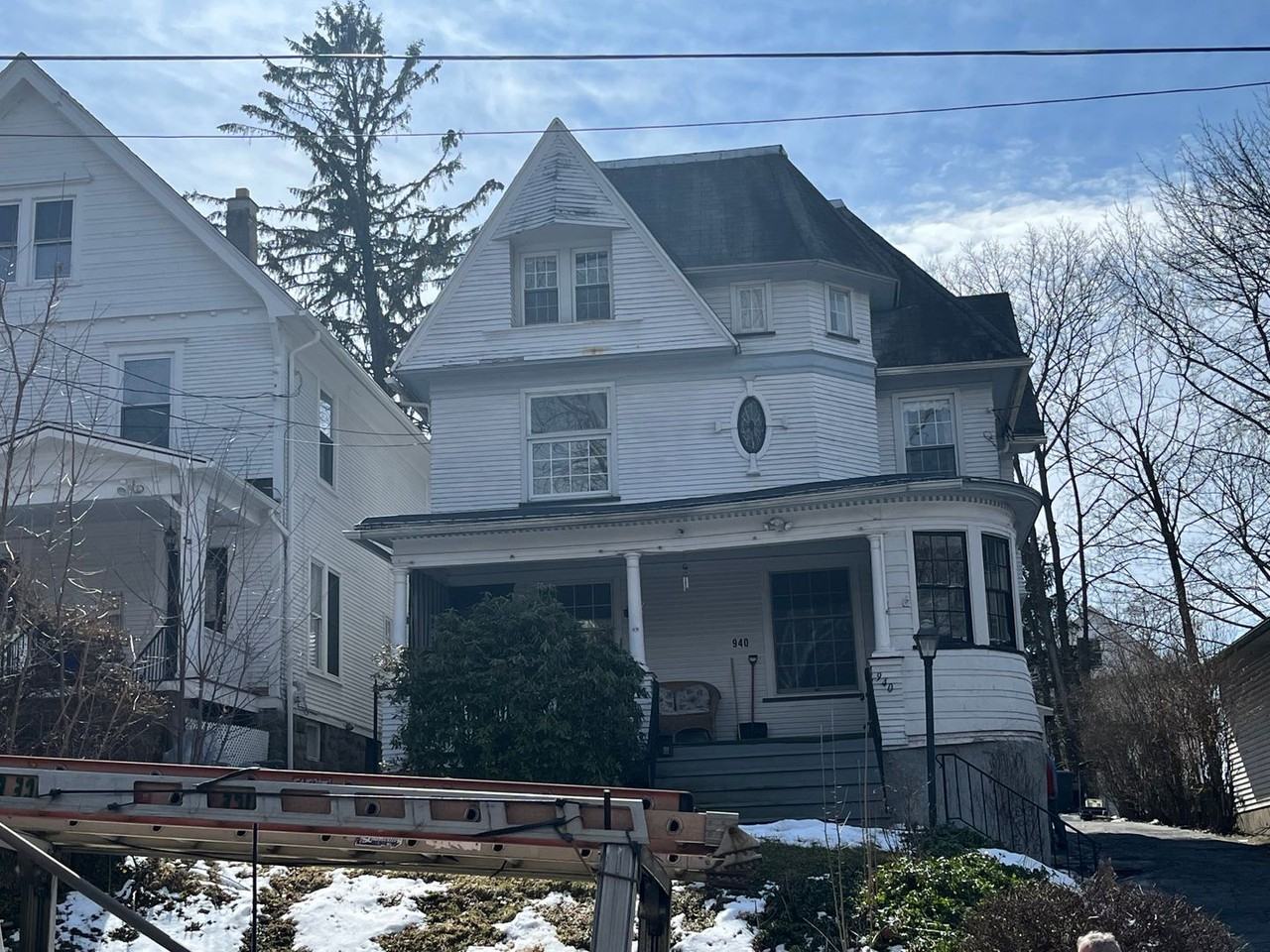 940 Woodlawn St - Photo 2 of 35