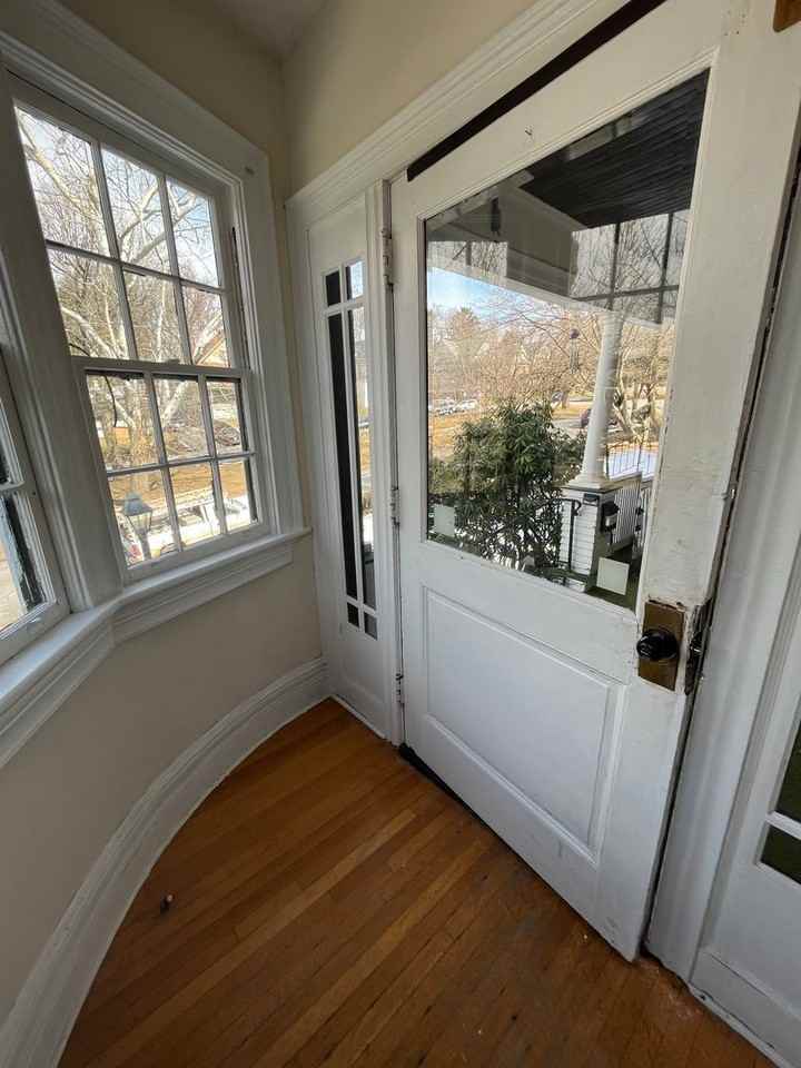 940 Woodlawn St - Photo 3 of 35