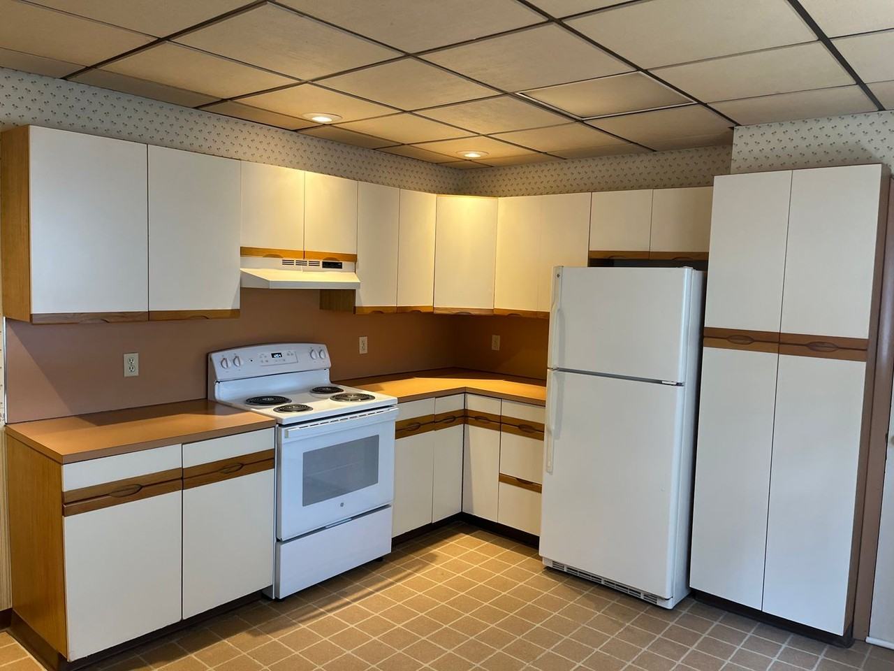 940 Woodlawn St - Photo 4 of 35