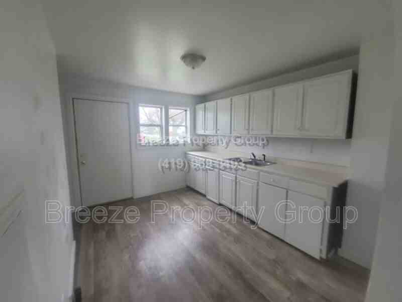 340 S Pierce St - Photo 3 of 9