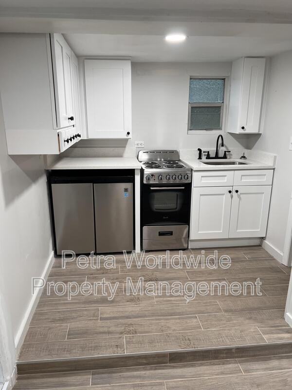 611 E Plymouth Ave #2 - Photo 5 of 9