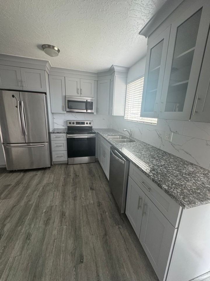 549 E 575 N - Photo 3 of 17